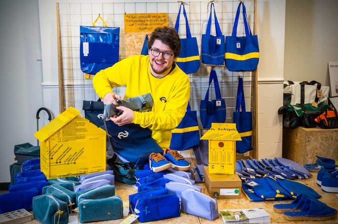 Pop-up winkel met NS-spullen keert terug op Rotterdam Centraal | Regio ...
