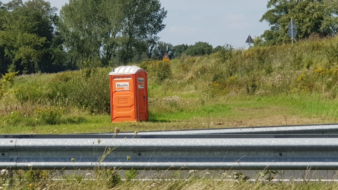 Geen mens te zien en toch een oranje dixi langs de N18: wat je vanaf de ...