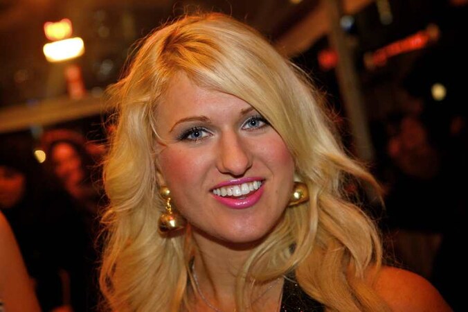 Britt lanceert een nieuwe single | Show | AD.nl