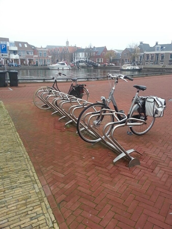 Proef met extra brede fietsenrekken voor fietsen met krat | Regio | AD.nl