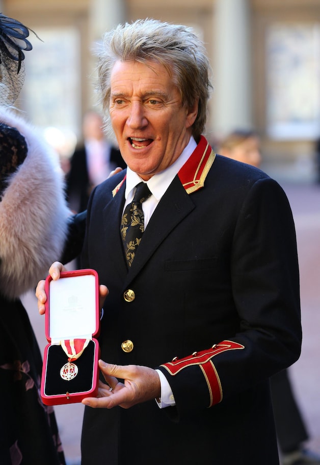 Rod Stewart geridderd door prins William | Show | AD.nl