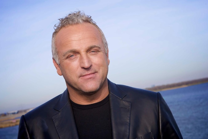 Gordon woest na brutale auto-inbraak: ‘Stelletje tuig’ | Show | AD.nl