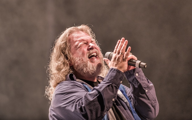 Kayak-zanger en stemacteur Edward Reekers (68) overleden | Show | AD.nl