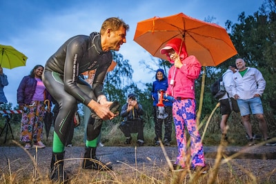 Zieke Iris (8) schreeuwt Maarten van der Weijden toe bij start laatste zwemtocht: ‘Maarten! Maarten!’