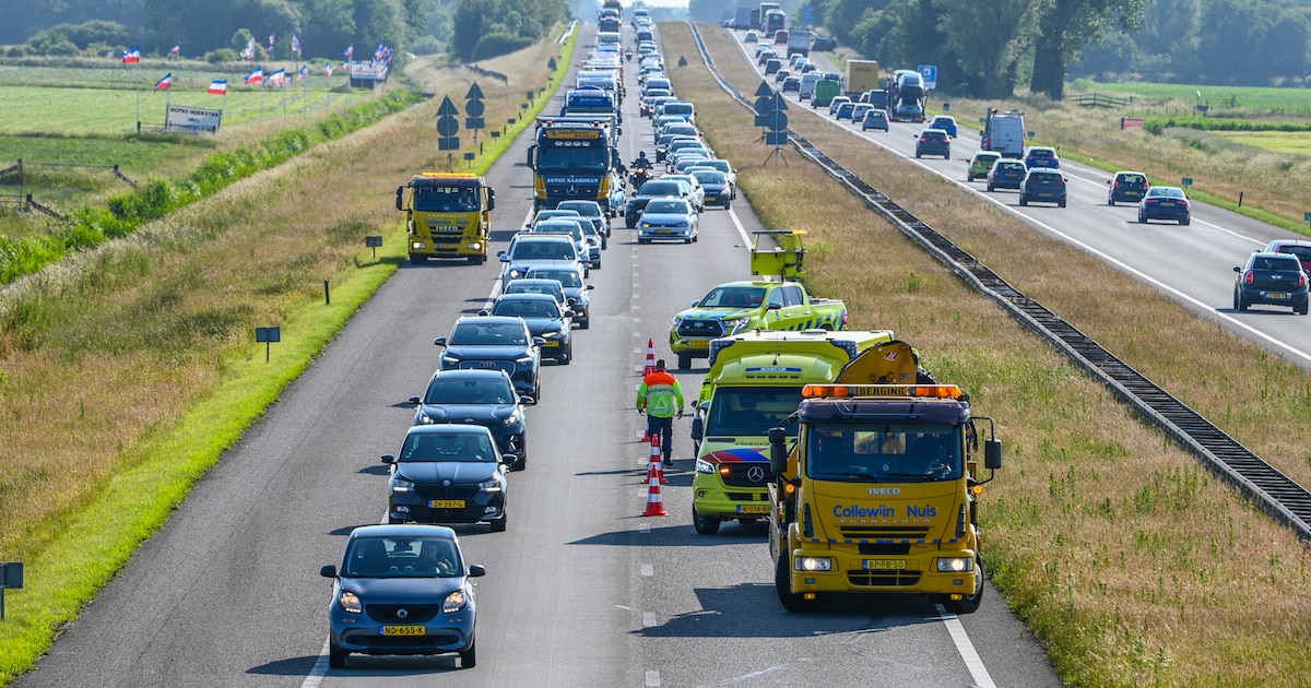 Lange file door ongeluk met meerdere auto's op A7 bij Marum