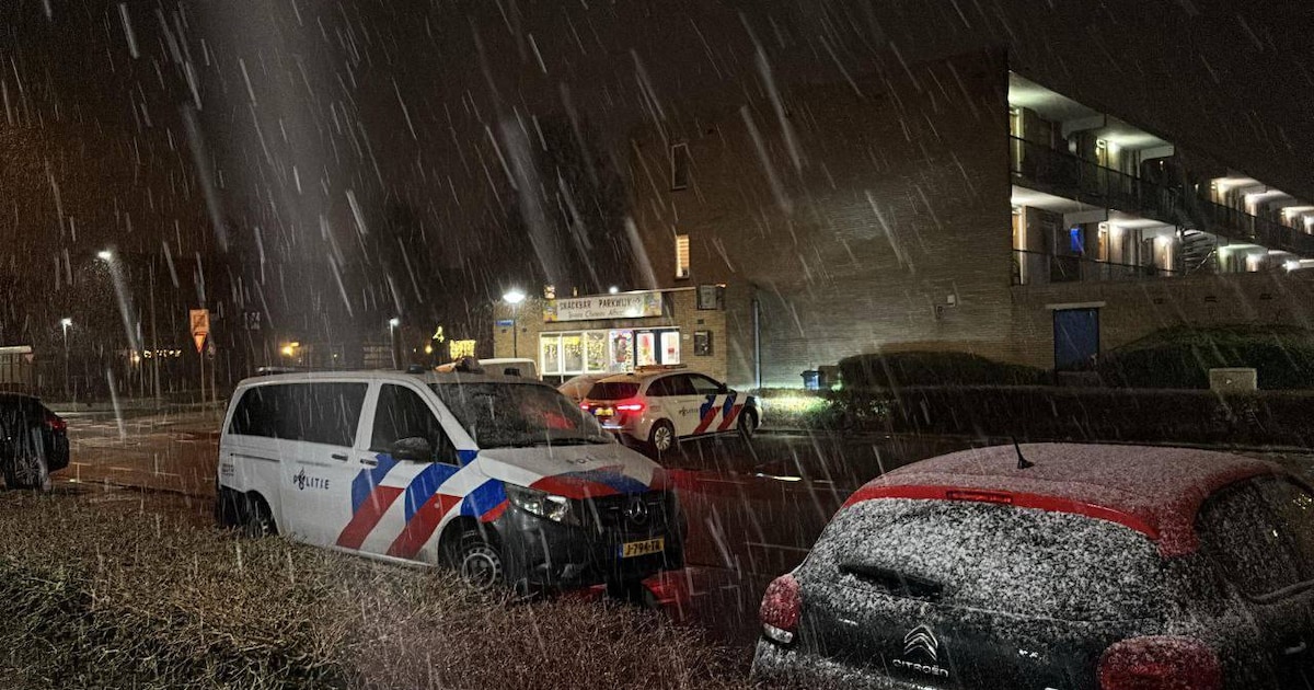 Overvaller dreigt met mes bij snackbar in Almere, politie start zoektocht