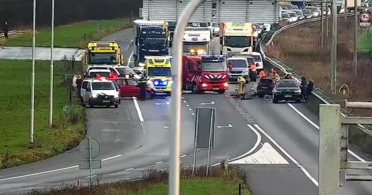 Snelweg A50 bij Hattem richting Zwolle dicht door ongeval