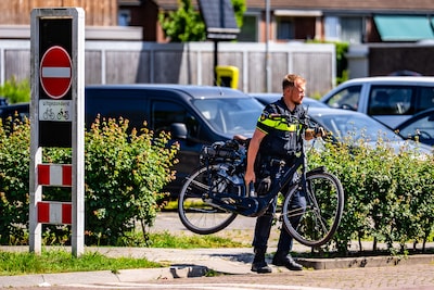 Voorwiel van fiets beschadigd door botsing op de Oude Klapstraat in Wijchen