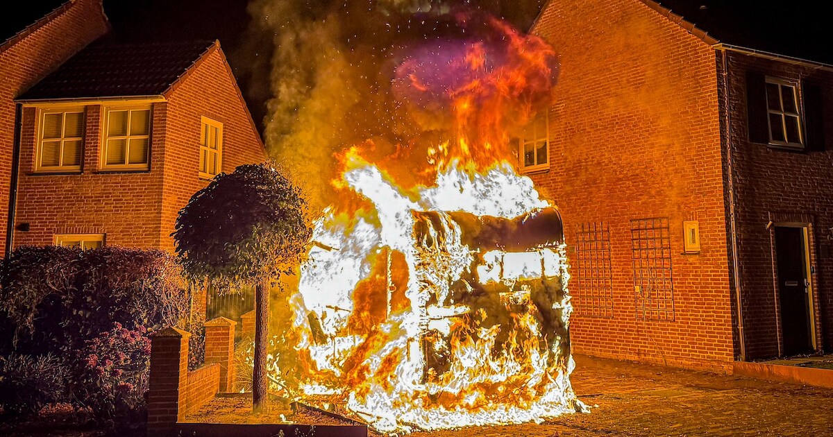 Caravan vliegt in brand in Gemert, bewoners beginnen zelf met blussen