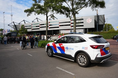 IJsselmeervogels-GVVV gestaakt na incident in spelerstunnel; speler doet aangifte na rake klappen