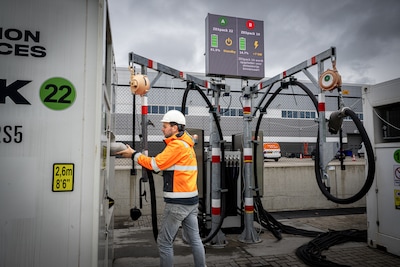Biertransport wordt groener: binnenvaartschip op batterijen pendelt tussen brouwerij en Maasvlakte