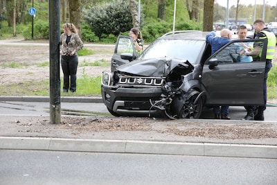 Auto crasht tegen lantaarnpaal op parkeerplaats van het Gelre ziekenhuis in Apeldoorn