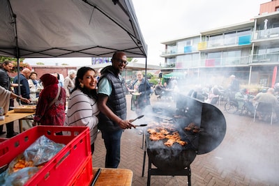 Buurtbarbecue brengt bewoners van Lakerlopen samen