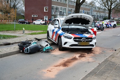 Scooter en politieauto botsen in Arnhem bij achtervolging: scooterrijder gewond