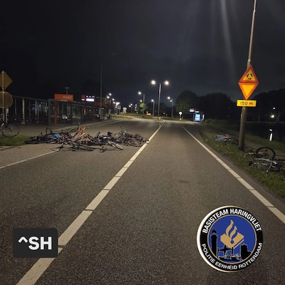 'Levensgevaarlijke' vorm van vermaak: jongeren gooien 's nachts fietsen op autoweg en kijken vanuit bosjes toe