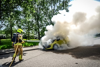 Auto vat vlam tijdens het rijden in Arnhem