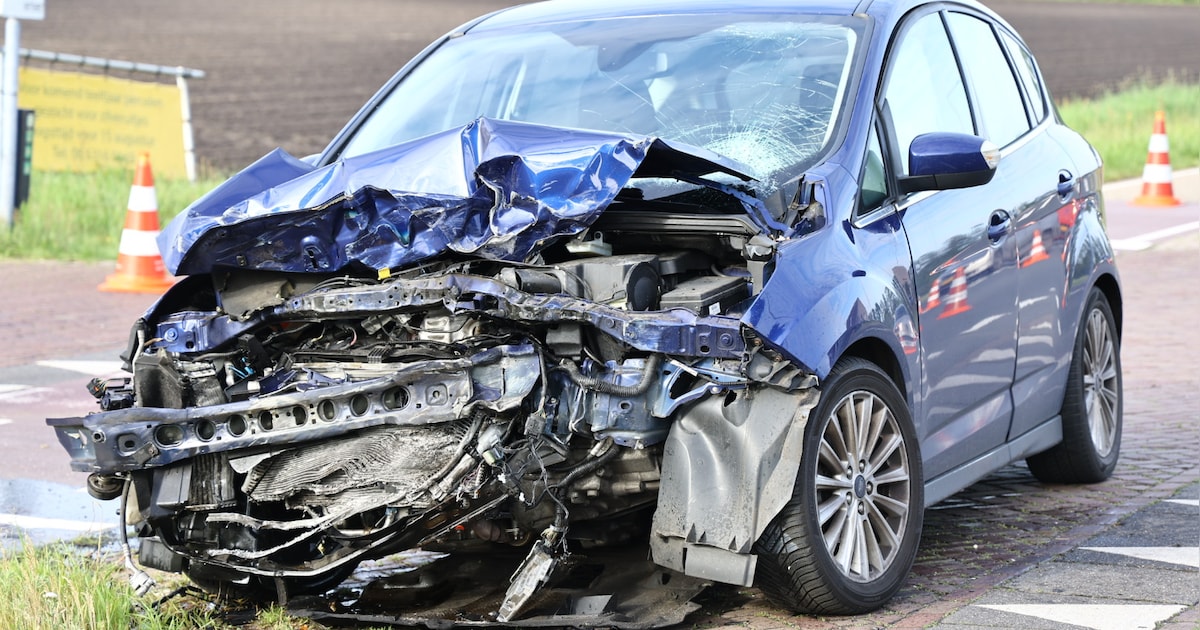 Auto en vrachtwagen botsen op N272 bij Oploo, eerste ligt flink in de kreukels