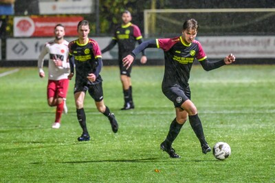De trainer vond het ‘een verhit potje’ in Nieuwkuijk, en wat heet: zeven goals, elf gele kaarten en 