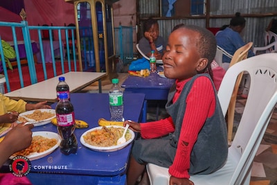 Weeskinderen in Kenia kregen dankzij donaties van AD-lezers tóch hun kerstfeest: ‘Ik ben iedereen hé