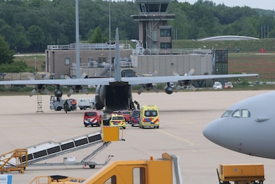 Militair vliegtuig maakt voorzorgslanding in Eindhoven na rookmelding in de cockpit