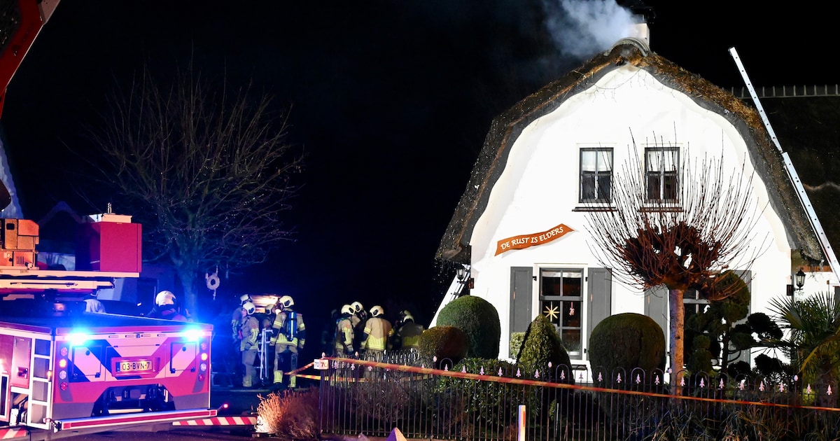 Brand in schoorsteen slaat over op rieten dak in Benschop, bewoners blijven ongedeerd