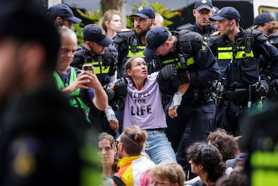 XR demonstranten die A12 blokkeerden toch niet vervolgd door OM, ondanks melding van strengere optredens