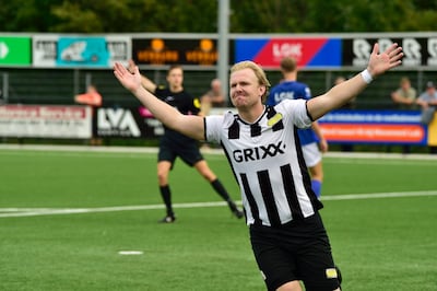 ESTO-spits Coen de Groot draagt derbytreffer op aan overleden vader: ‘Het is ontzettend lastig gewee