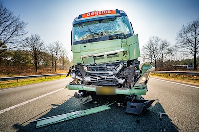 Vrachtwagens botsen op A50 bij Arnhem