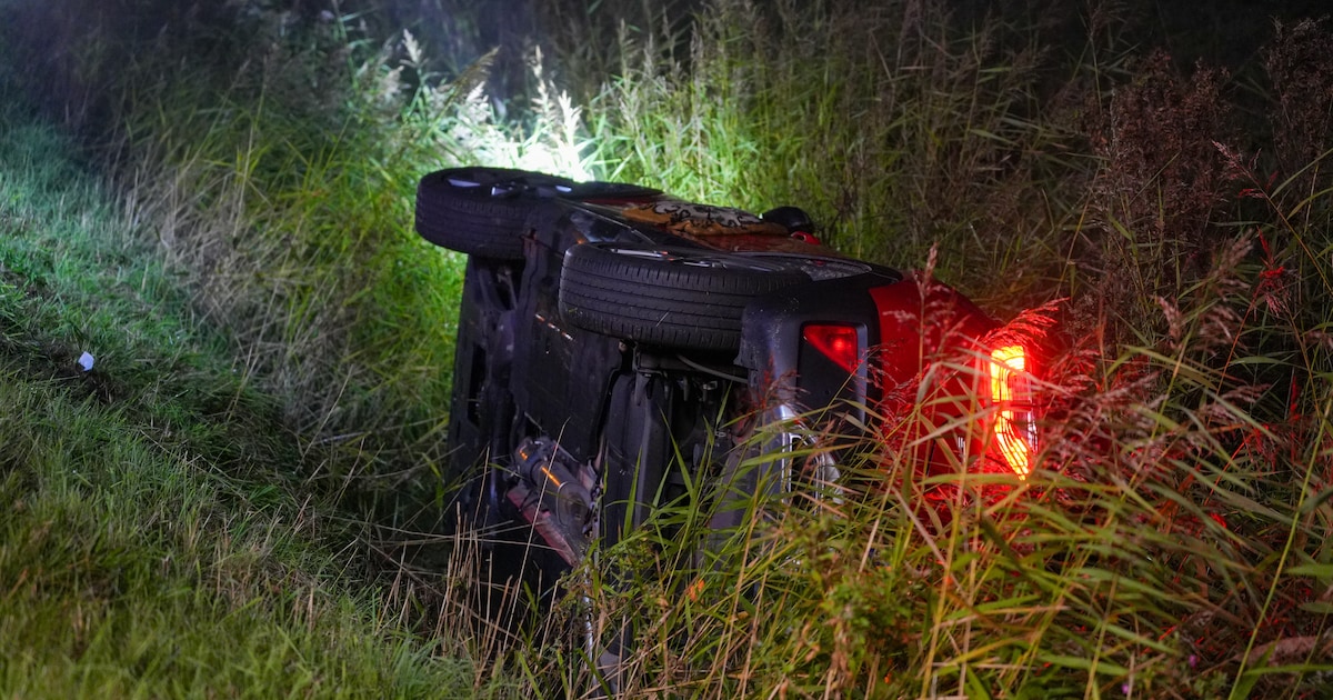 Auto belandt in sloot naast Drachtsterweg in Leeuwarden