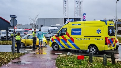 Auto schiet van de weg op industrieterrein in Enschede, bestuurder raakt gewond