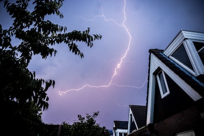 KNMI waarschuwt voor onweer in Noord-Brabant en Limburg: windstoten, hagel en plaatselijk veel neerslag