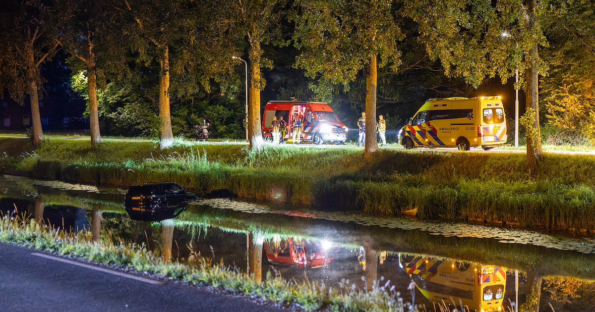 Auto belandt in water aan Hoofdweg in Hoofddorp
