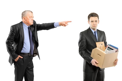 Lasser die hamer naar collega gooide wil zijn baan terug (en anders ruim 50.000 euro van de baas)