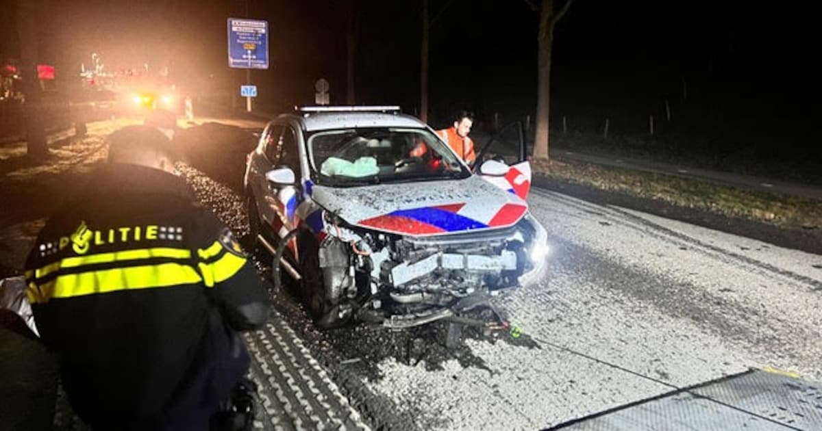 Politiewagen crasht op afgesloten weg in Haelen