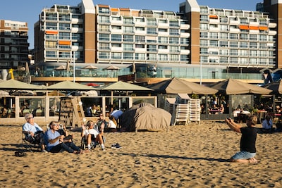 Duizenden mensen kijken eclips op Scheveningen, strandtenten spreken van enorme drukte