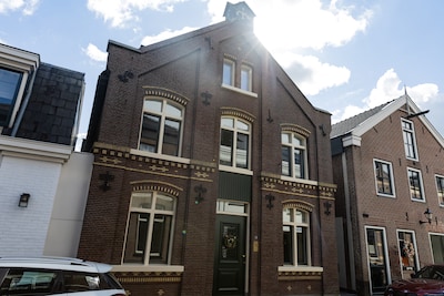 Dit huis ademt kasteel van buiten, maar binnen is het ‘strak zonder afwerking’