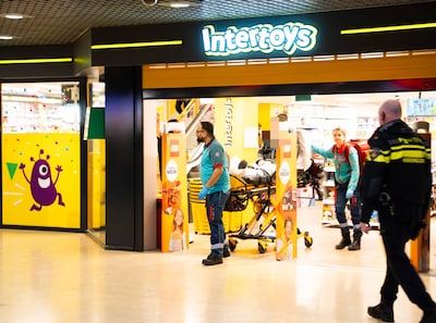 Man neergeschoten recht voor de Intertoys in winkelcentrum in Arnhem: ‘Het was echt heel luid. Heel,