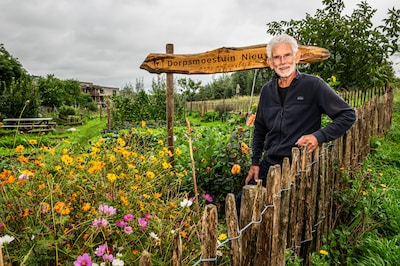 Dorpsmoestuin in Nieuwkoop brengt al vijf jaar mensen samen: ‘Het is echt een verrijking’