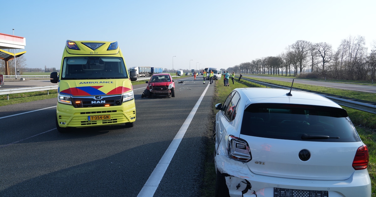 Meerdere voertuigen in botsing op de A32 bij Havelte, snelweg afgesloten