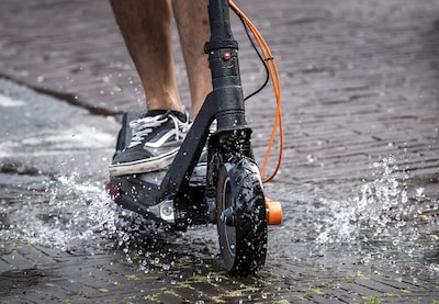 Wilde achtervolging van jongen op step in Den Dolder die met 70 km/u uit handen van politie probeert