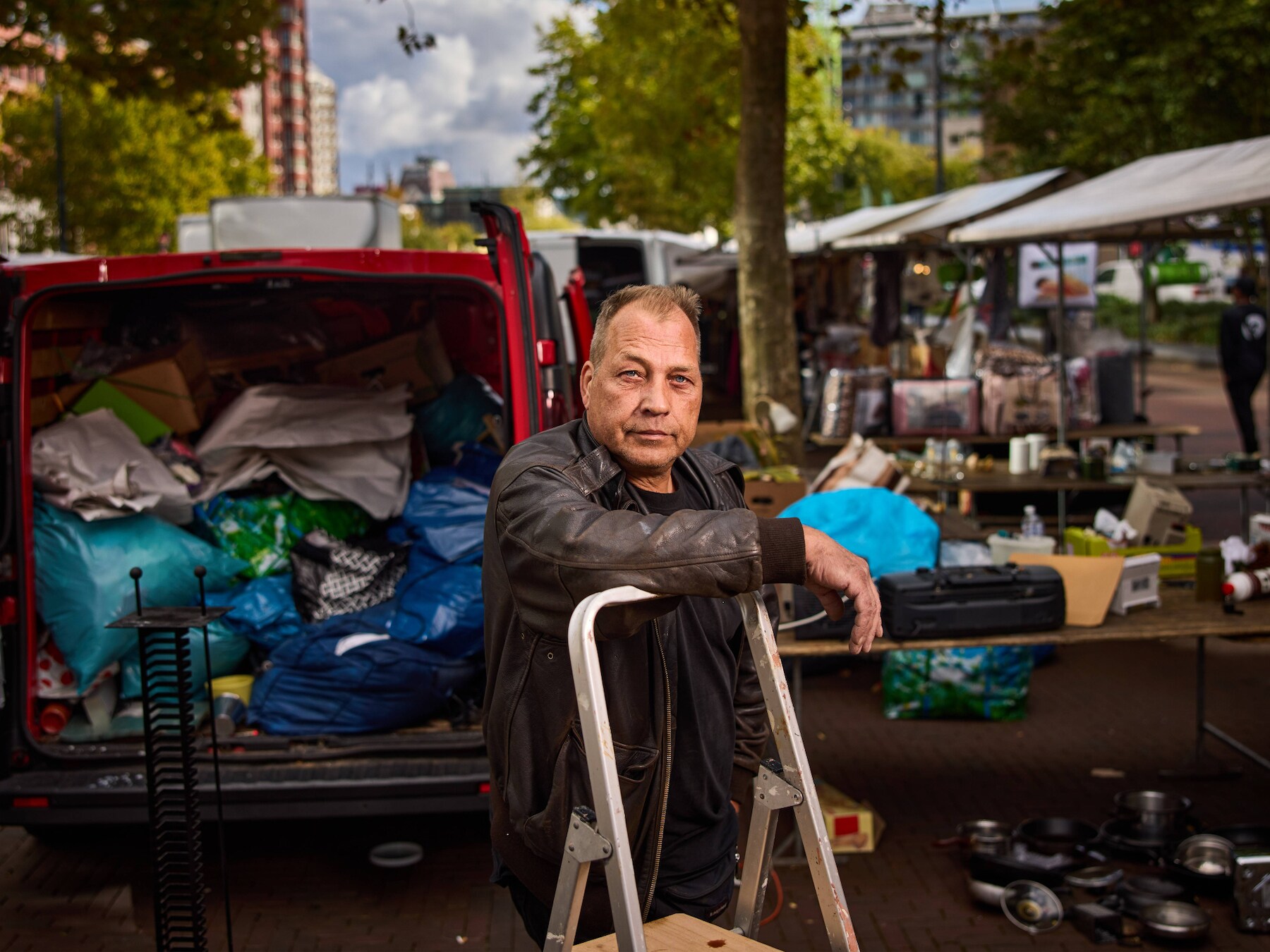 Marktkoopman Harry (60) blikt terug op bestaan vol verslaving, geweld en isoleercel: ‘Leven is overleven’
