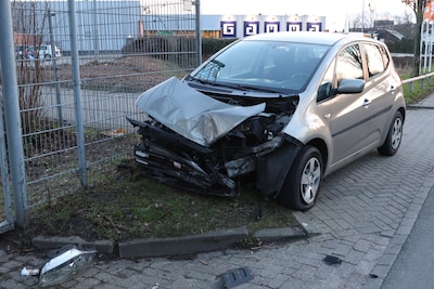Automobilist ziet bij uitrit vrachtwagen over het hoofd in Tiel