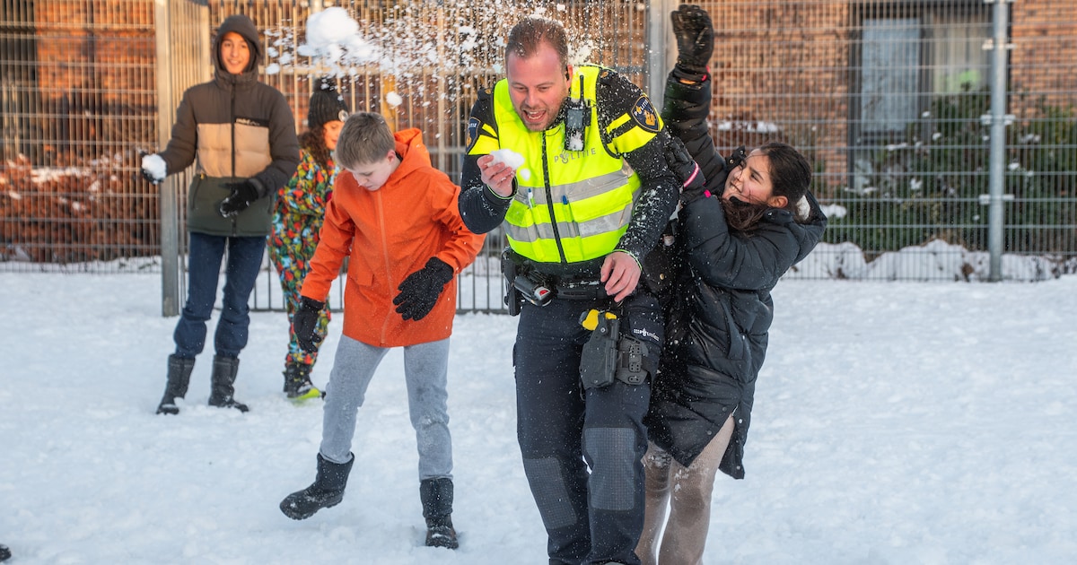 Agent Mike laat zich bekogelen met sneeuw door kinderen: ‘Je mag alles gooien, maar geen vuurwerk’
