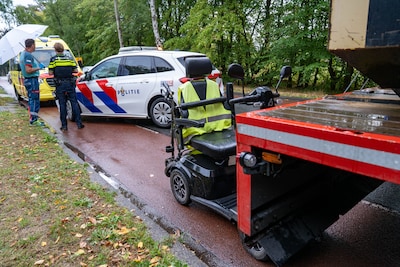 Scootmobiel knalt achterop geparkeerde vrachtwagen trailer in Schalkhaar