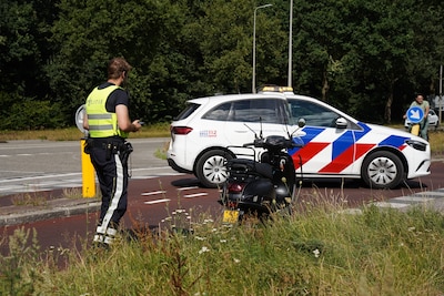 Botsing tussen auto en scooter op Kranenburgweg in Zwolle
