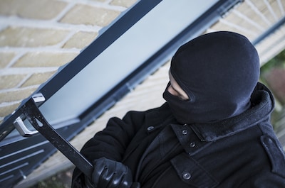 Man (21) op heterdaad betrapt bij poging tot woninginbraak in Valkenswaard, bedreigt agenten na arre