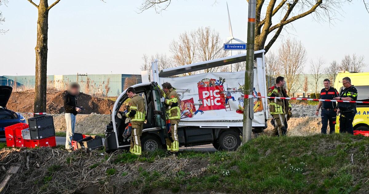 Flinke schade na klapper: busje belandt in sloot na botsing met Picnic-wagentje