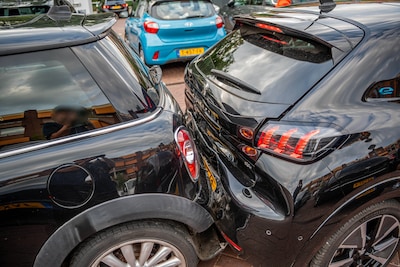 Engelse auto botst op geparkeerde auto aan Masiusplein in Zevenaar