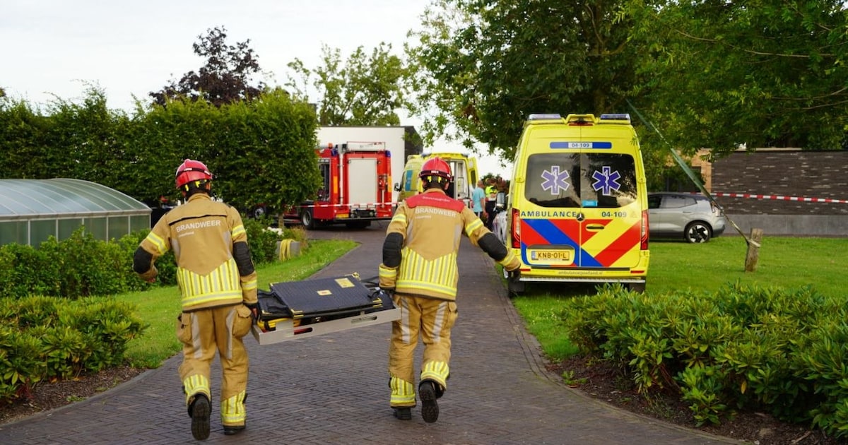 Man met been bekneld onder shovel in Zwartsluis, traumahelikopter opgeroepen