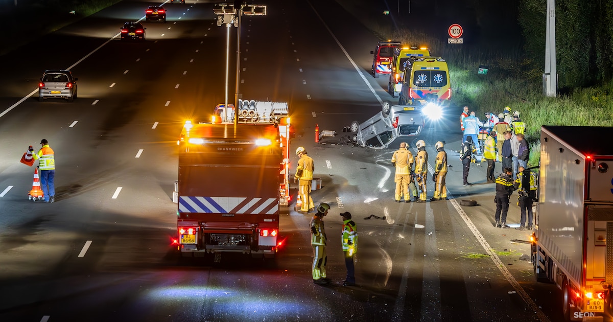 Auto over de kop na botsing op A2 bij Breukelen